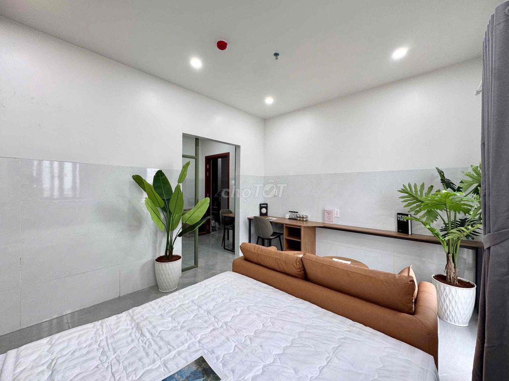 The master studio is located right here in Vườn Lài with a cool balcony.