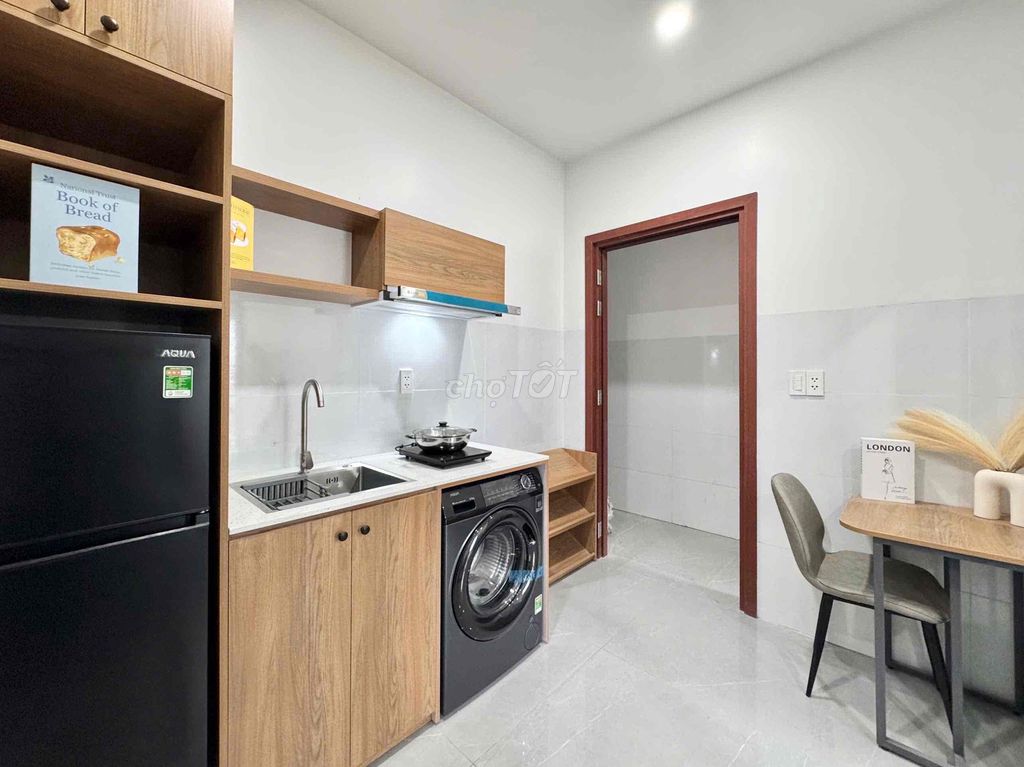 The master studio is located right here in Vườn Lài with a cool balcony.