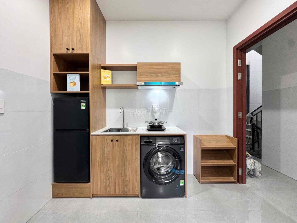 The master studio is located right here in Vườn Lài with a cool balcony.