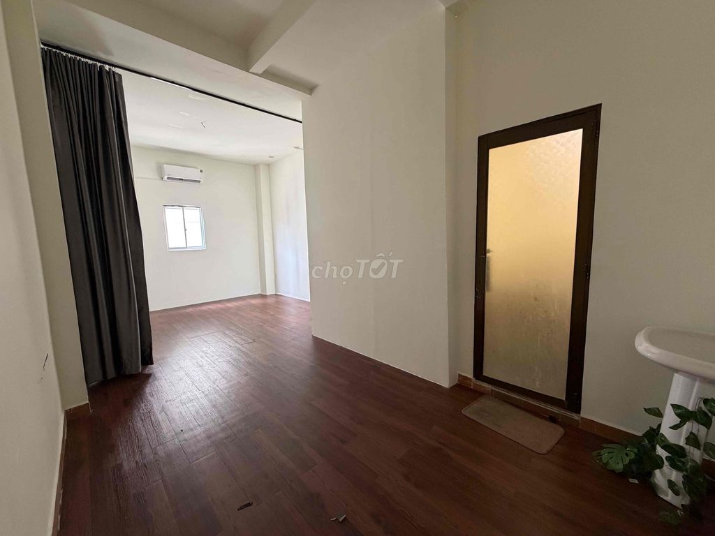 Rent the entire second floor, separate from the two bedrooms. A balcony toilet.