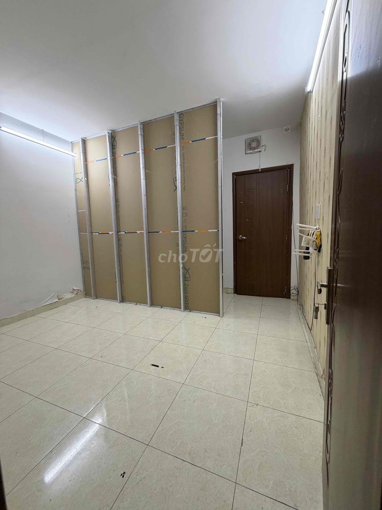 Rent the entire second floor, separate from the two bedrooms. A balcony toilet.