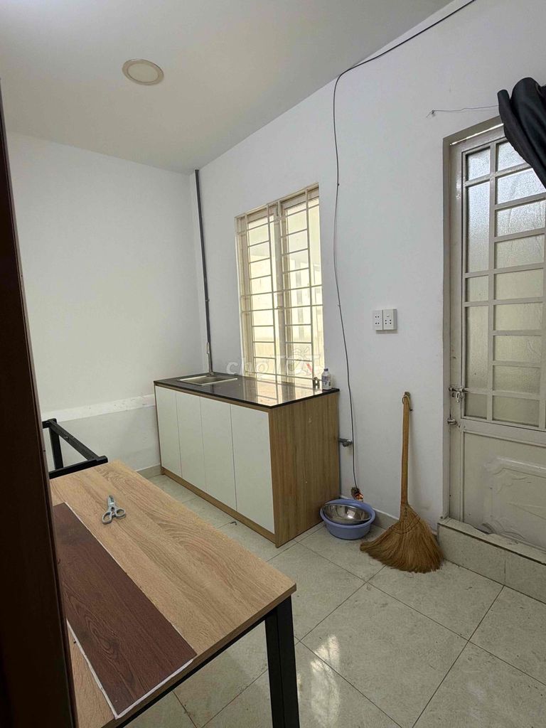 Rent the entire second floor, separate from the two bedrooms. A balcony toilet.