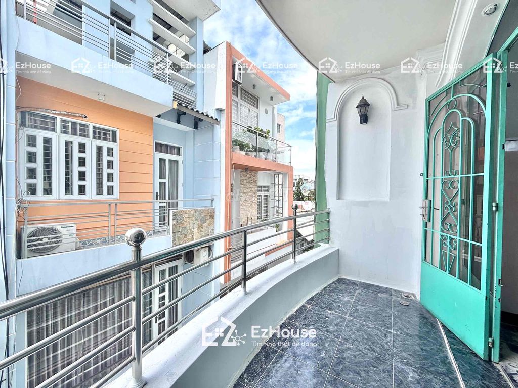 Madam Hom - New Winters 25 m east of the bancol broadly moved