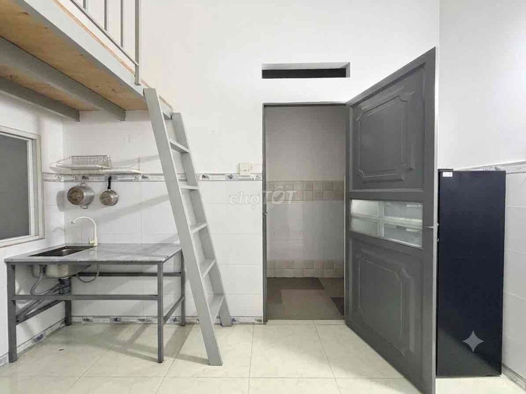 The Nguyễn Oanh cheap motel room is full of free time