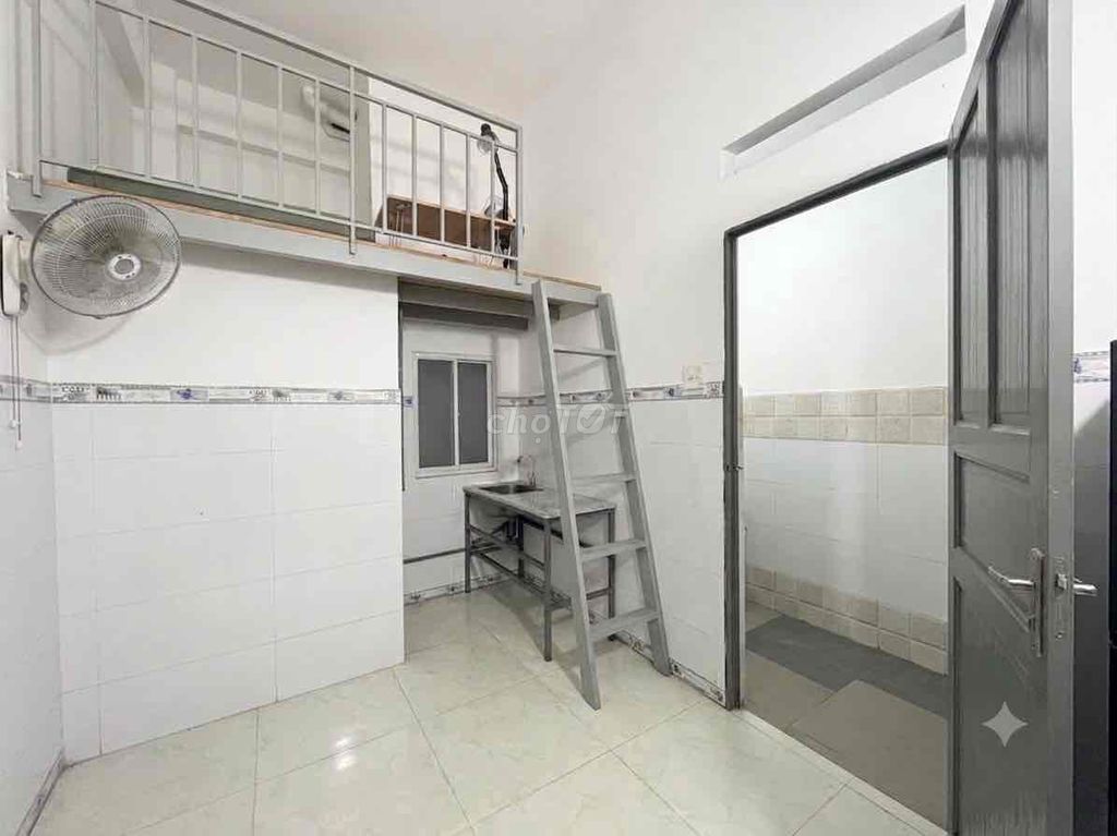 The Nguyễn Oanh cheap motel room is full of free time