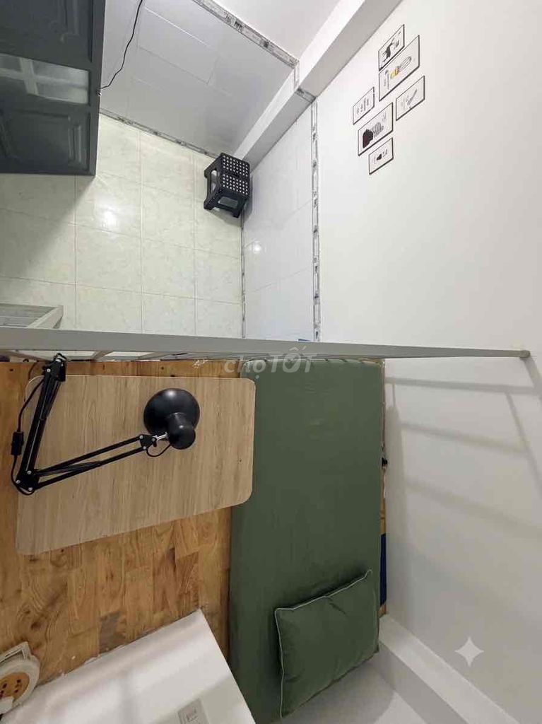 The Nguyễn Oanh cheap motel room is full of free time