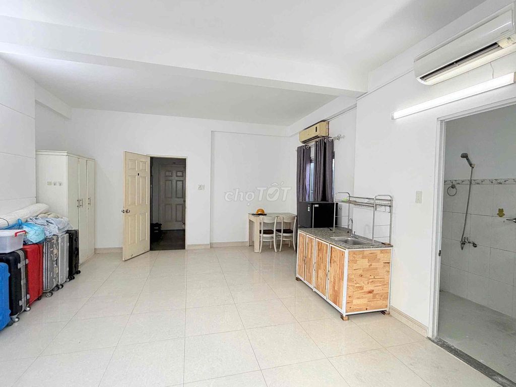 Rent a suite 35 meters wide with a full interior balcony. Hoàng Hoa Thám.