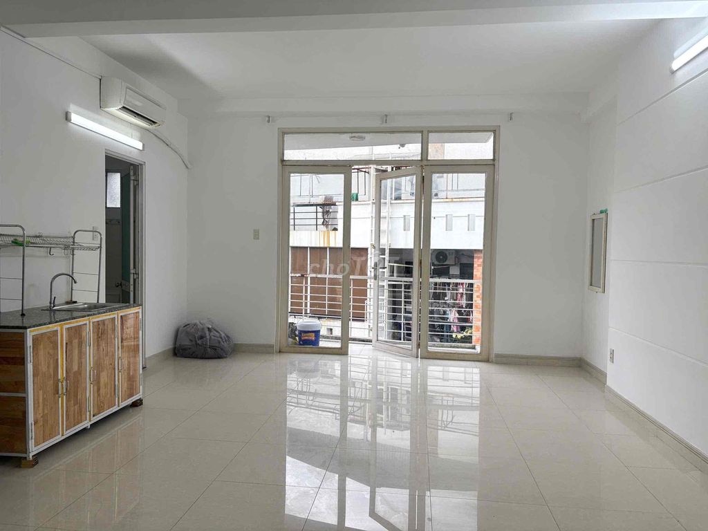 Rent a suite 35 meters wide with a full interior balcony. Hoàng Hoa Thám.