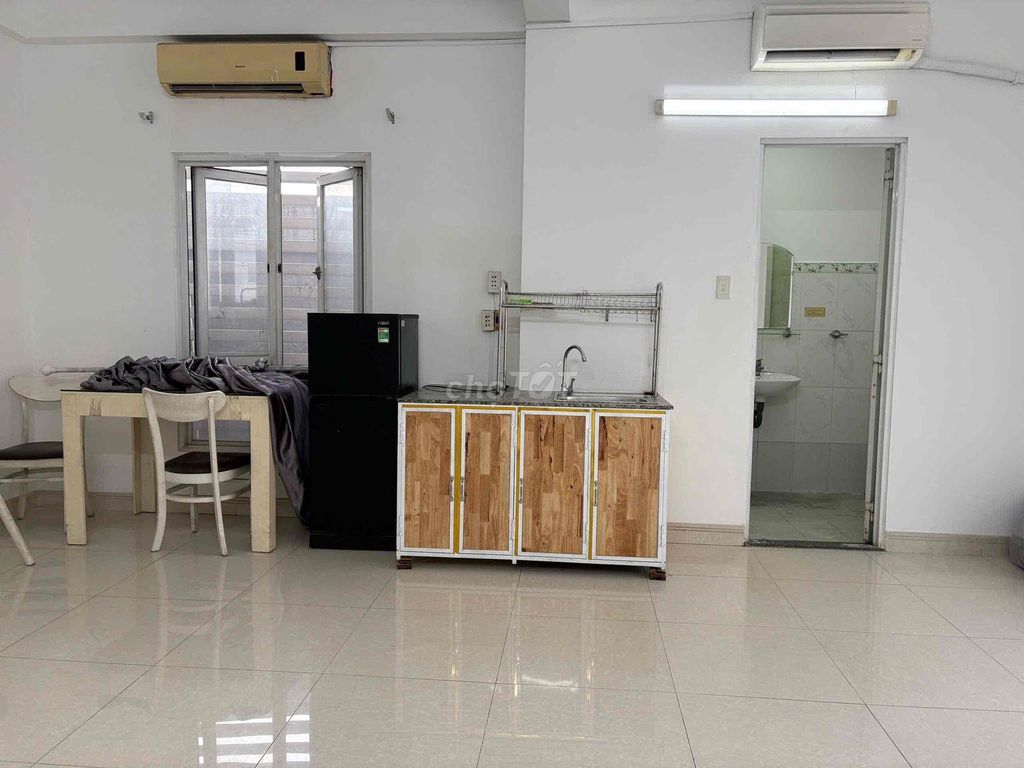 Rent a suite 35 meters wide with a full interior balcony. Hoàng Hoa Thám.