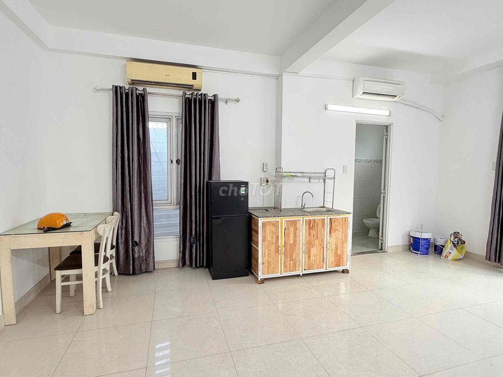 Rent a suite 35 meters wide with a full interior balcony. Hoàng Hoa Thám.