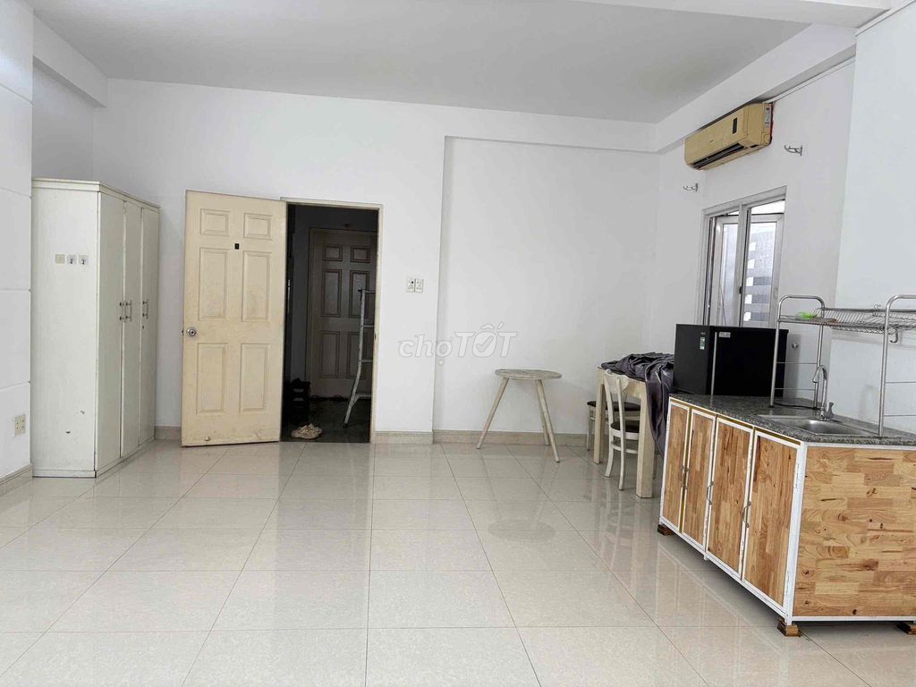 Rent a suite 35 meters wide with a full interior balcony. Hoàng Hoa Thám.