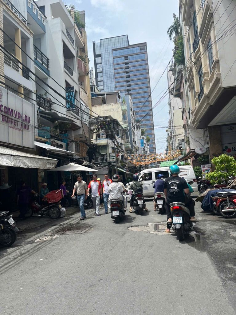 Rent room 18 ANguyễn Thị Minh Khai 18 M2 services a month.