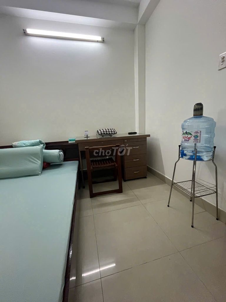 Rent room for 20 meters of service 18 Nguyễn Thị Minh Khai District 1 at 4.9 million.