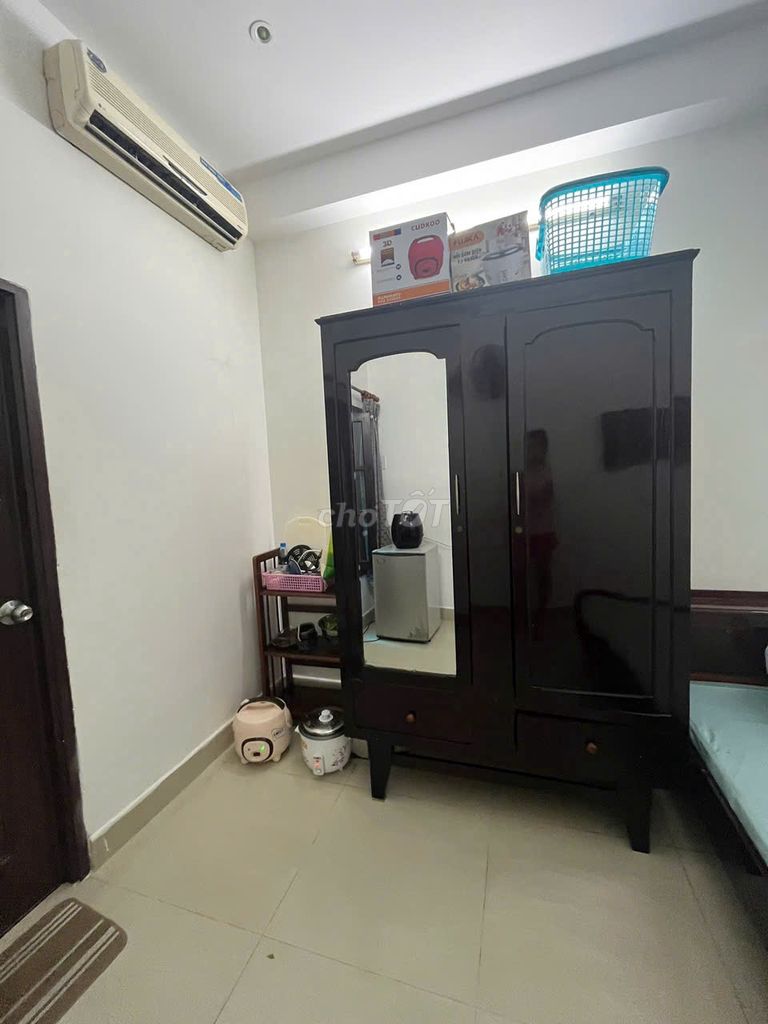 Rent room for 20 meters of service 18 Nguyễn Thị Minh Khai District 1 at 4.9 million.