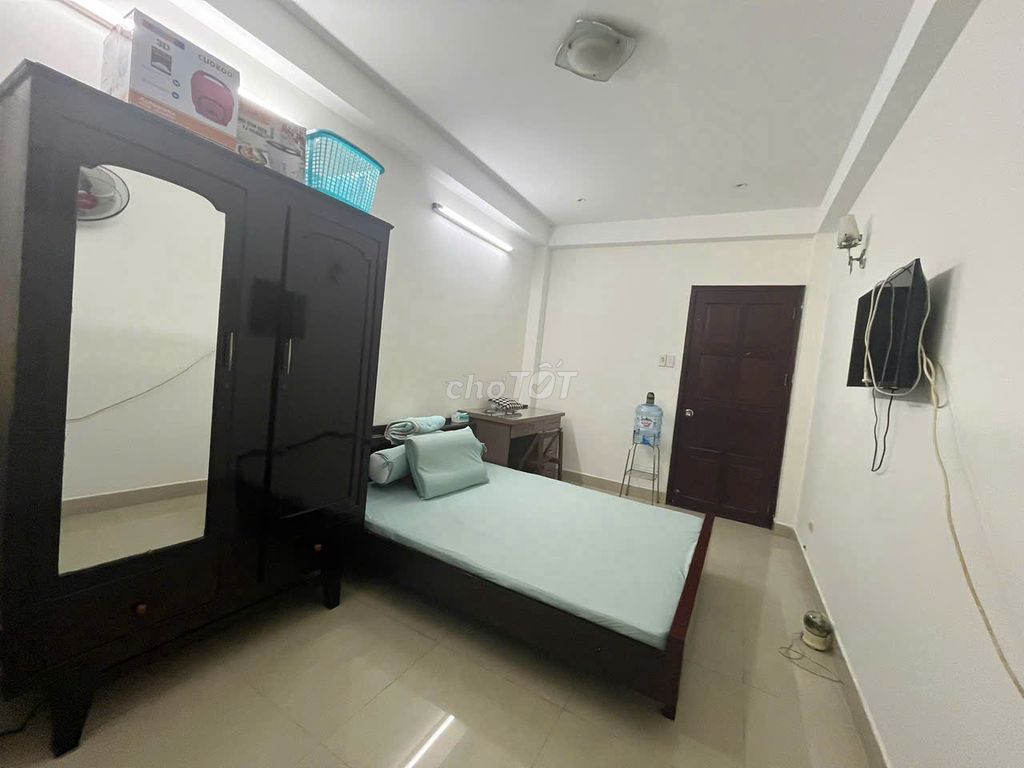 Rent room for 20 meters of service 18 Nguyễn Thị Minh Khai District 1 at 4.9 million.