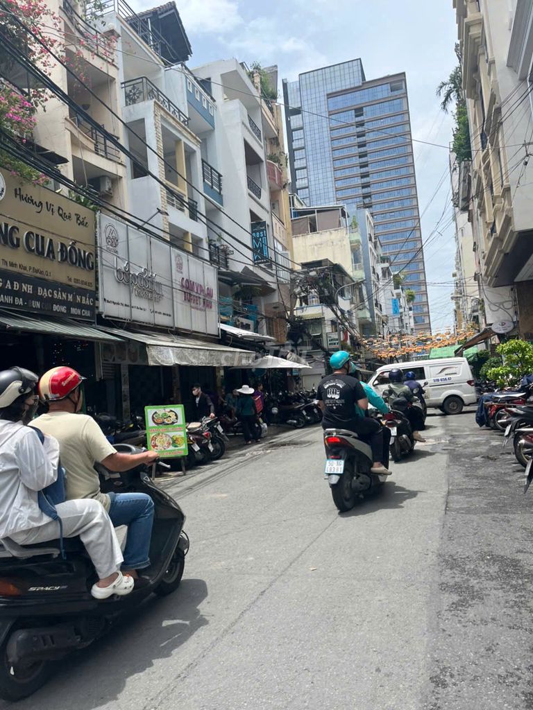 Rent room for 20 meters of service 18 Nguyễn Thị Minh Khai District 1 at 4.9 million.