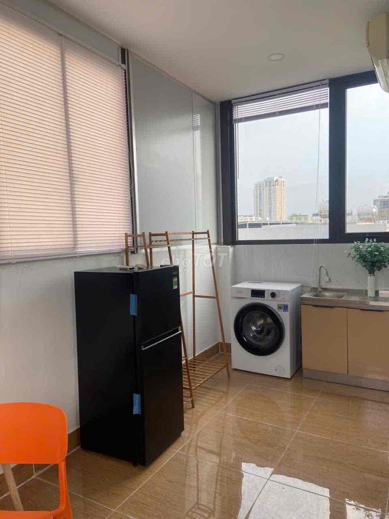The owner himself rented a four-million-million-dollar-dollar-dollar-to-demitlers' window for the Service Department.