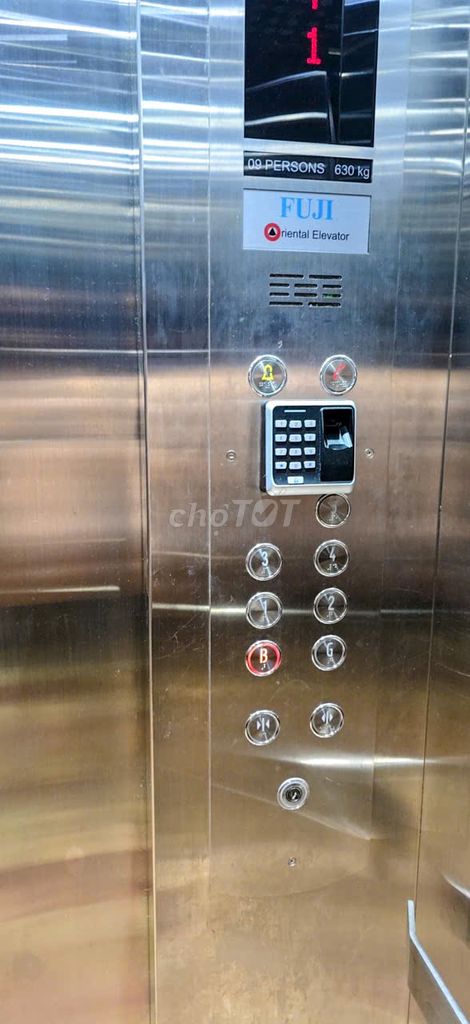 Room 25 meters, elevators, complete interior, downtown.