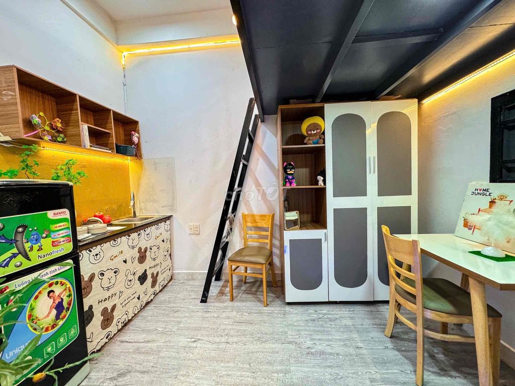 [ Rents] The upper room is with the kitchen & balcony/ cool blue window - the emperor