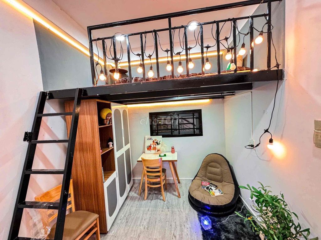 [ Rents] The upper room is with the kitchen & balcony/ cool blue window - the emperor