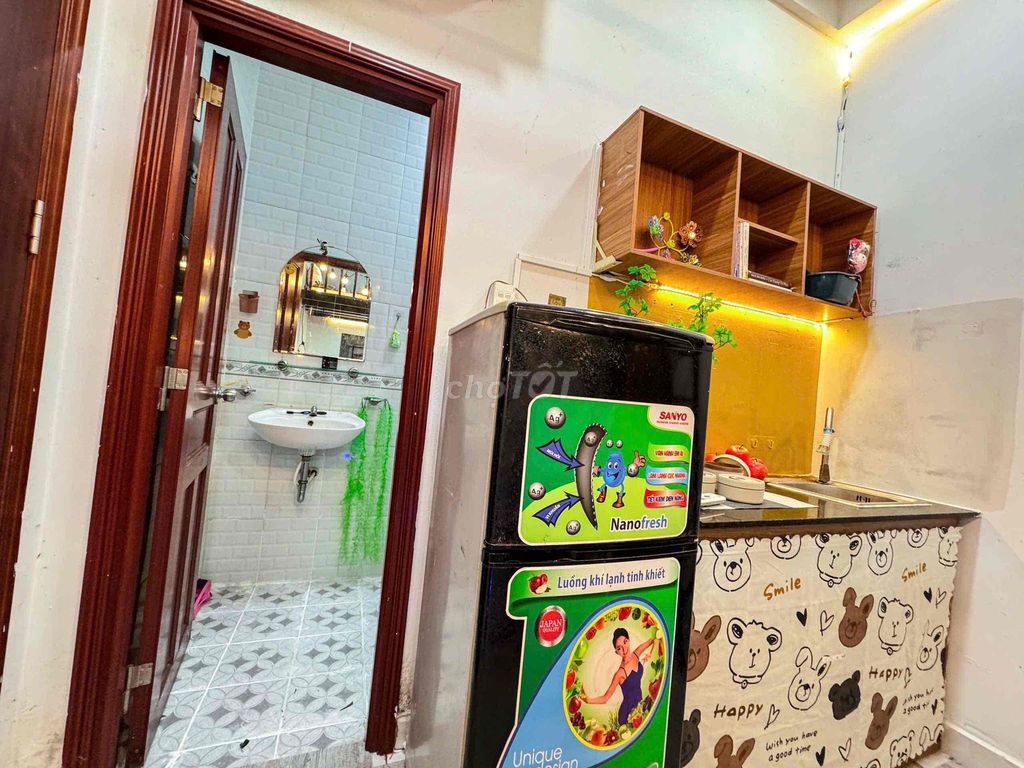 [ Rents] The upper room is with the kitchen & balcony/ cool blue window - the emperor