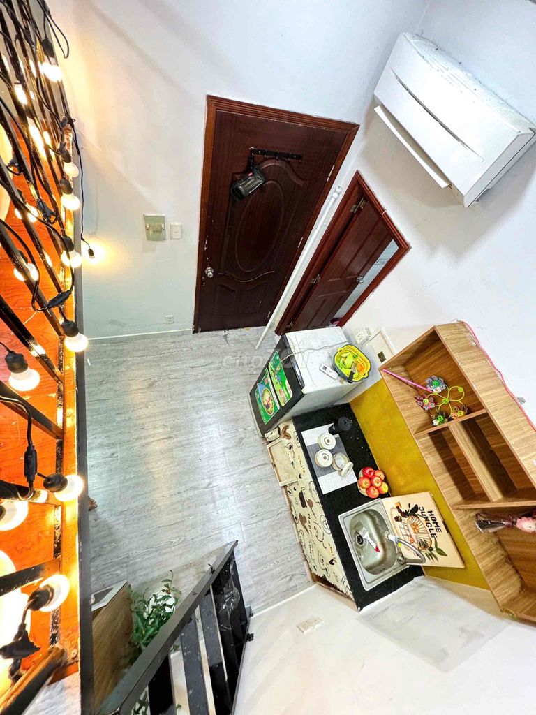 [ Rents] The upper room is with the kitchen & balcony/ cool blue window - the emperor