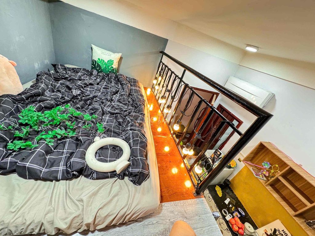 [ Rents] The upper room is with the kitchen & balcony/ cool blue window - the emperor
