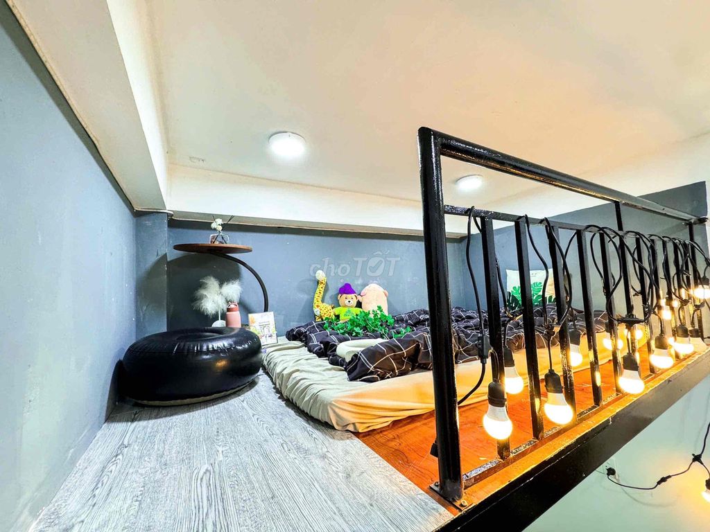 [ Rents] The upper room is with the kitchen & balcony/ cool blue window - the emperor