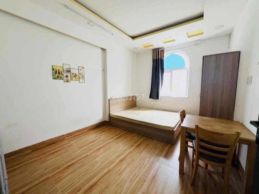 Rent the window room, enough furniture, near the West Road, University of Hung Wang