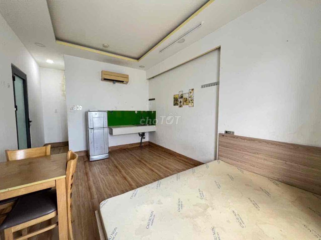 Rent the window room, enough furniture, near the West Road, University of Hung Wang