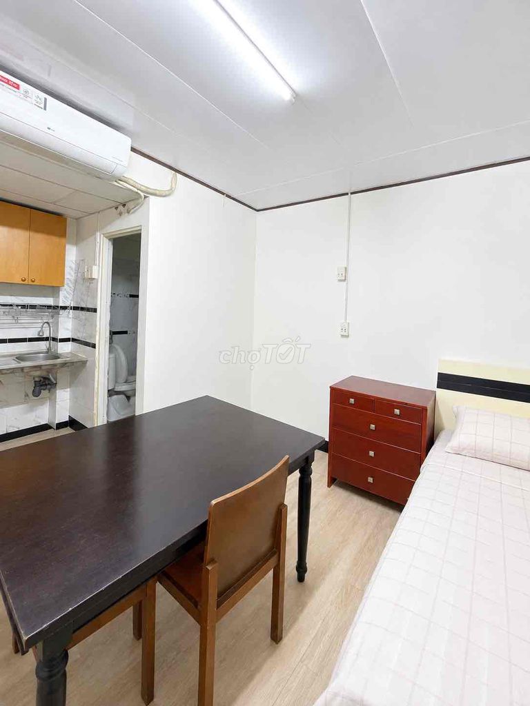 The entire interior is empty in Bình Thạnh County.