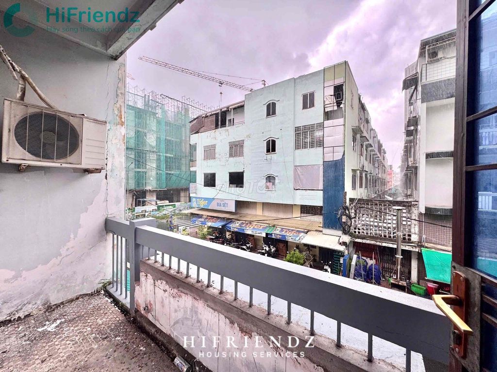 Showing Zhang's balcony and Tạ Quang Bửu open windows 8 near prac M