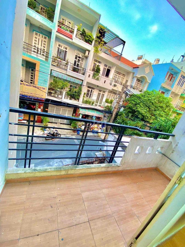 Cheap hotel room with balcony, full interior- Cộng Hoà, Tân Bình