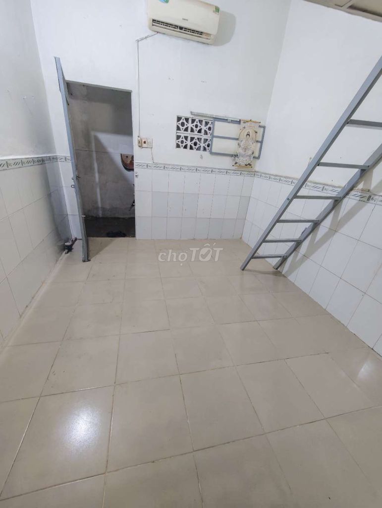 Rooms with guards and no guards.