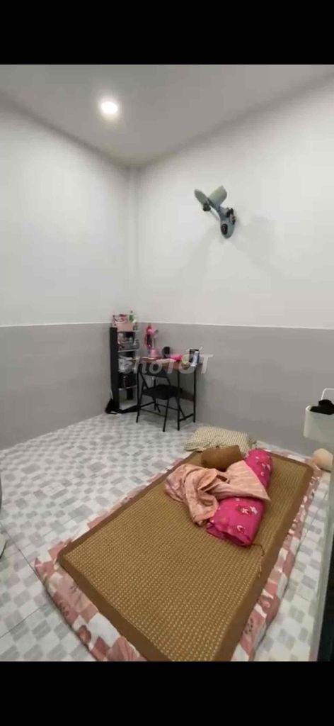 Cheap room only has bedroom windows.