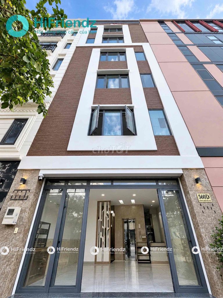 Rents super-size studios in Phạm Văn Đồng.