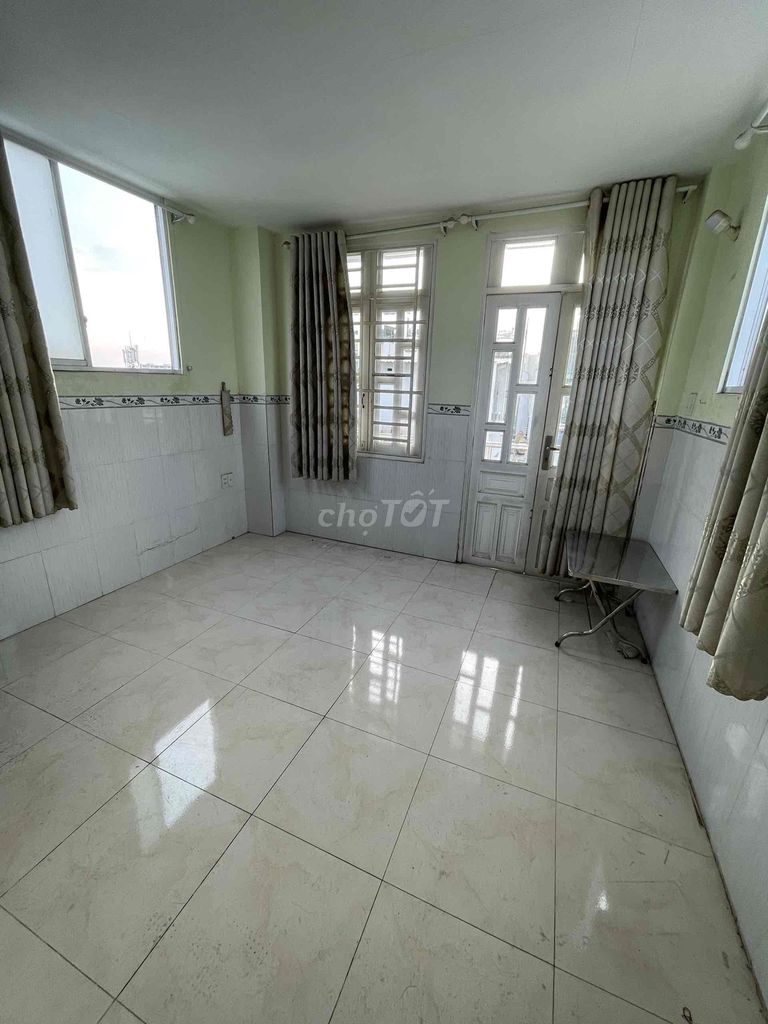We're going to rent the Department with a Tân Bình district balcony.