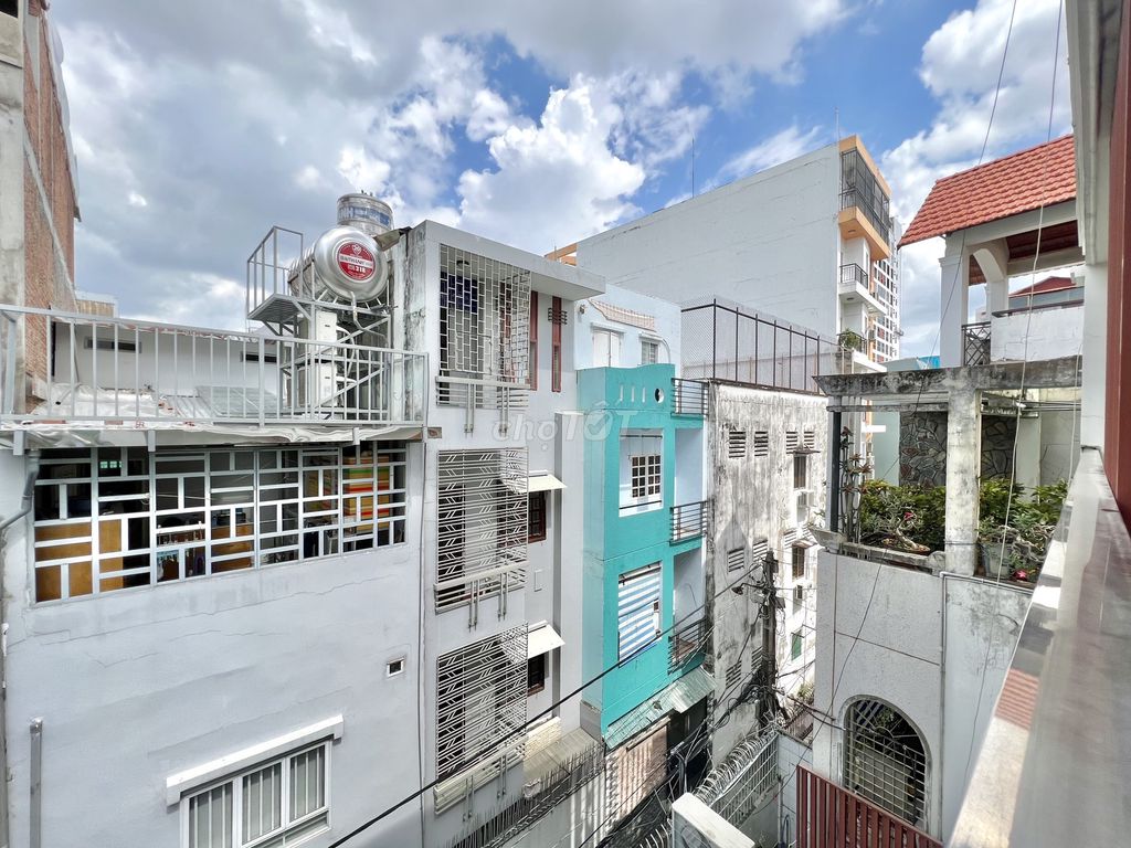 The balconies are at Lê Văn Sỹ-by the written market.