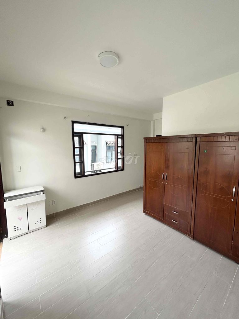 Rent the balcony, the open window in Nguyễn Thị Thập, District 7.