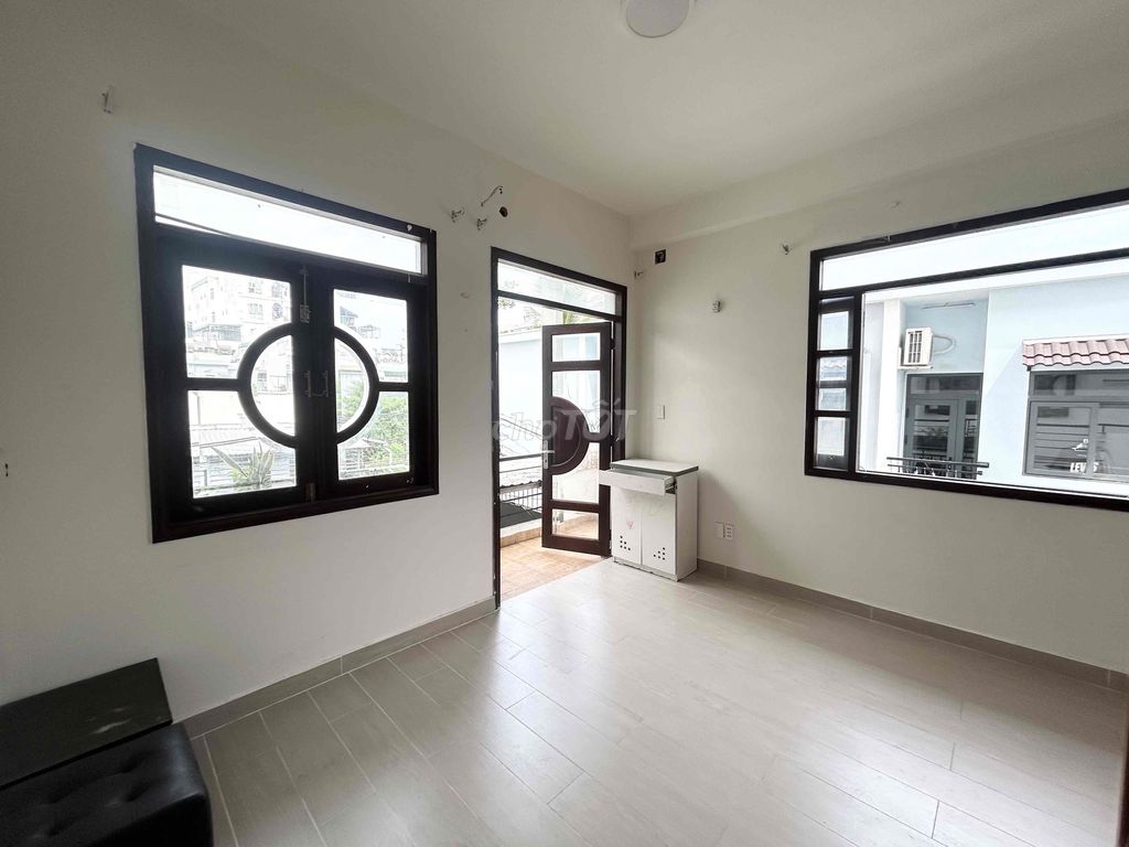 Rent the balcony, the open window in Nguyễn Thị Thập, District 7.