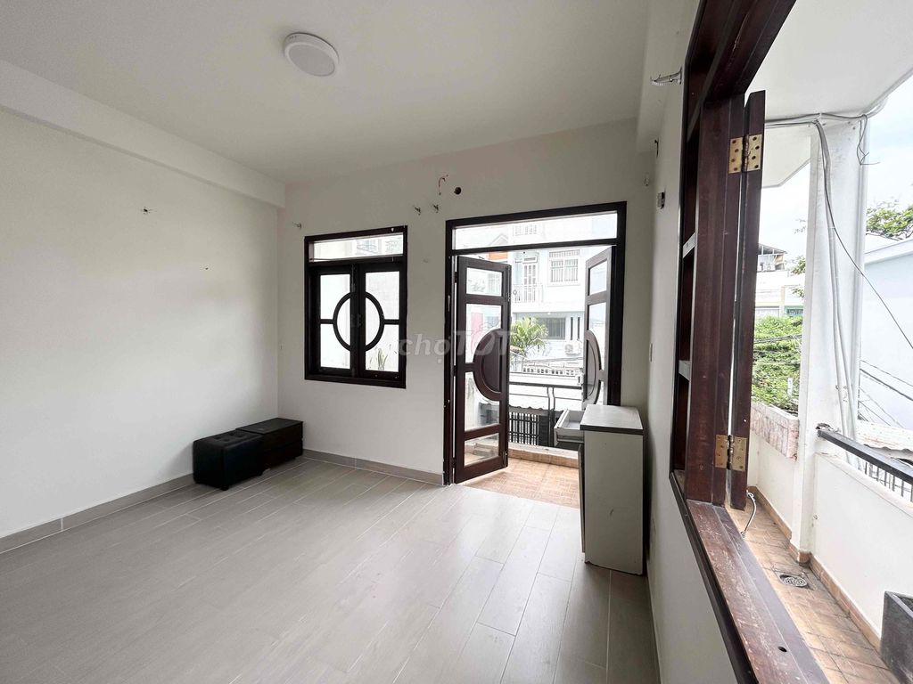 Rent the balcony, the open window in Nguyễn Thị Thập, District 7.