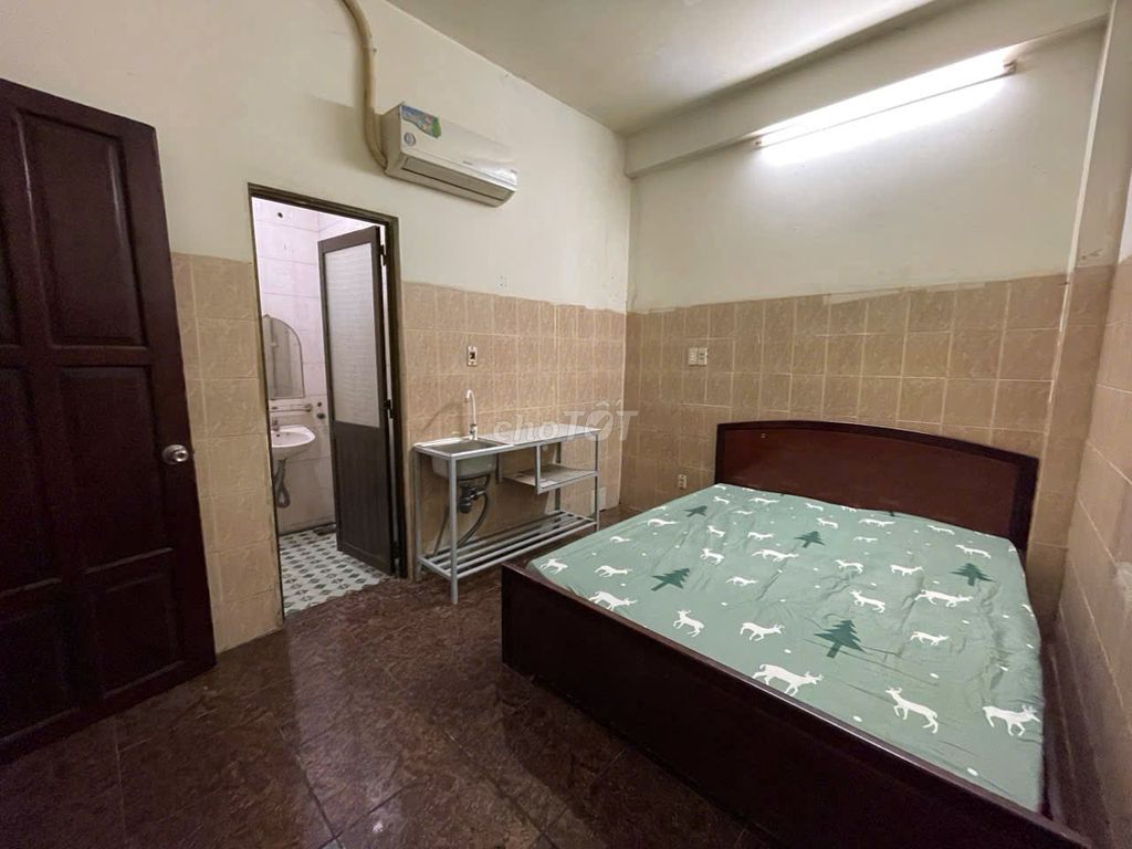 District 12, super cheap, interior.