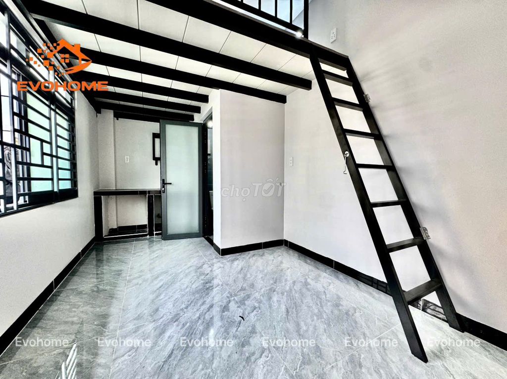 District 12, super cheap, interior.