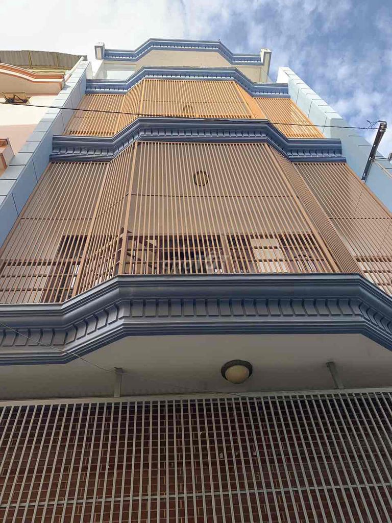 Bàn Cờ District 3 for a free room.