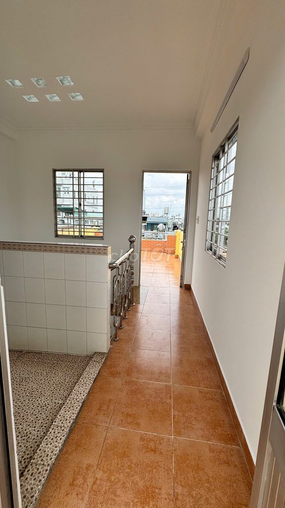The balcony room is at the corner of Âu Cơ Long Boy. The Dragon Warrior is empty.