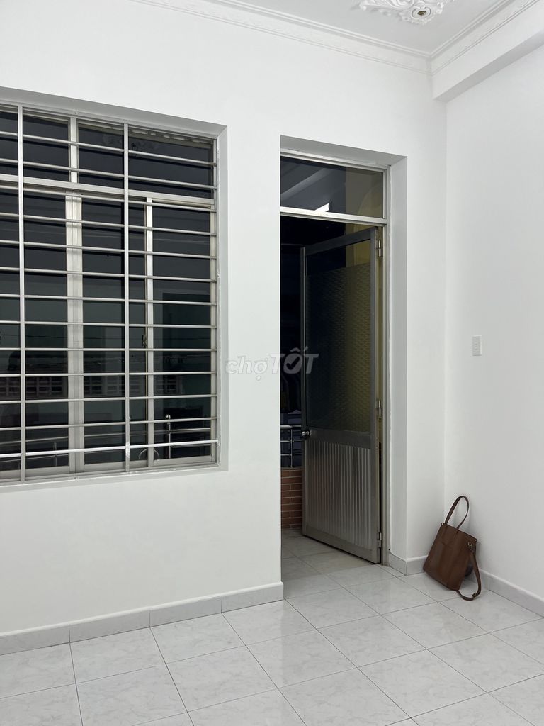 The balcony room is at the corner of Âu Cơ Long Boy. The Dragon Warrior is empty.