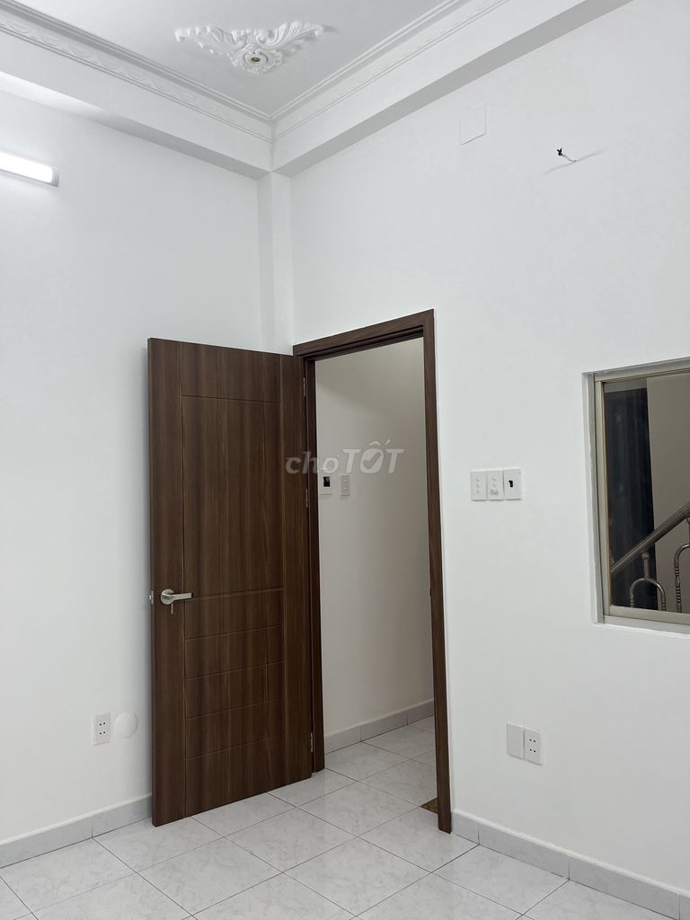 The balcony room is at the corner of Âu Cơ Long Boy. The Dragon Warrior is empty.