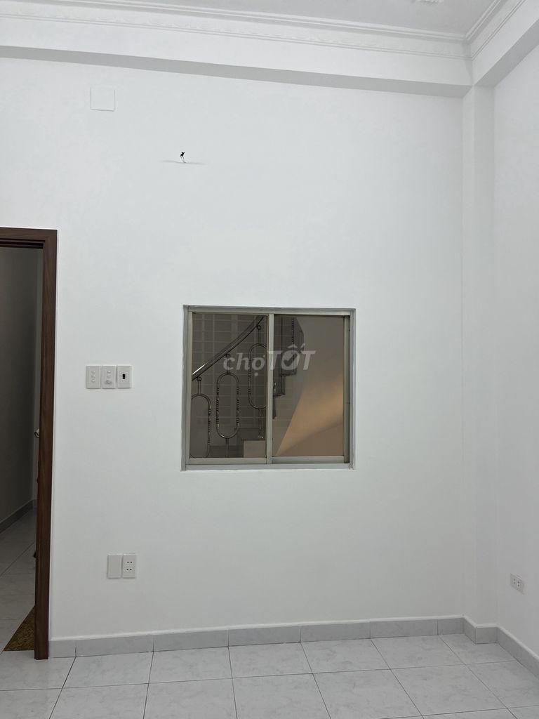 The balcony room is at the corner of Âu Cơ Long Boy. The Dragon Warrior is empty.