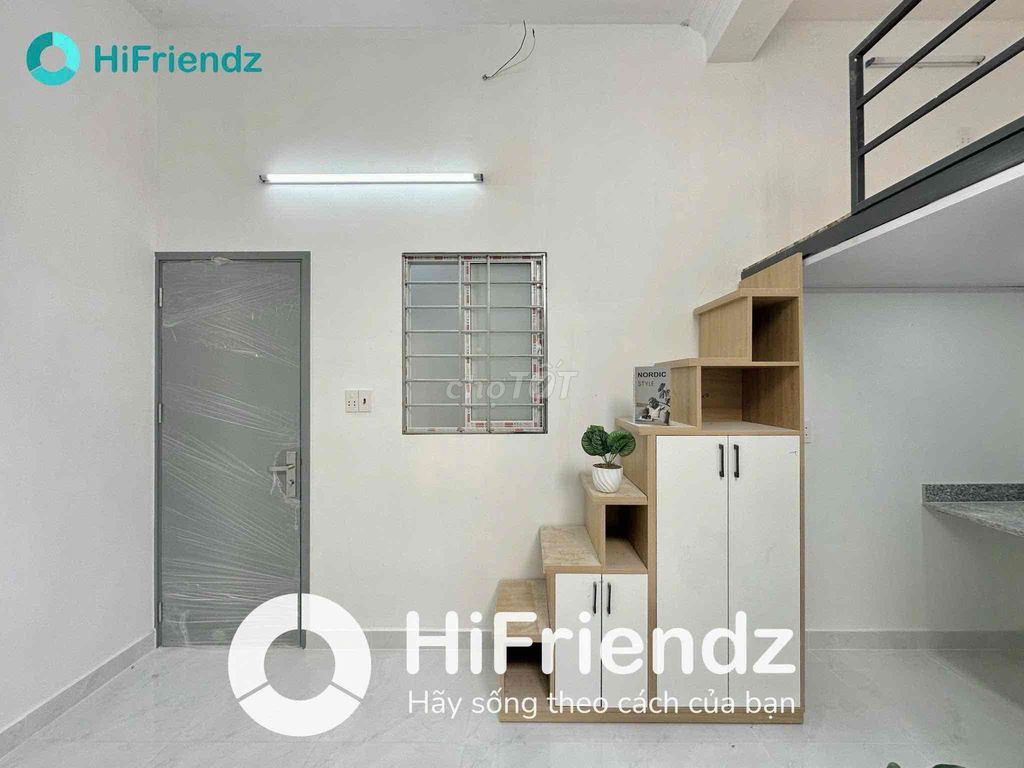 Rent a room with a clear window window full of furniture right here at Cộng Hoà