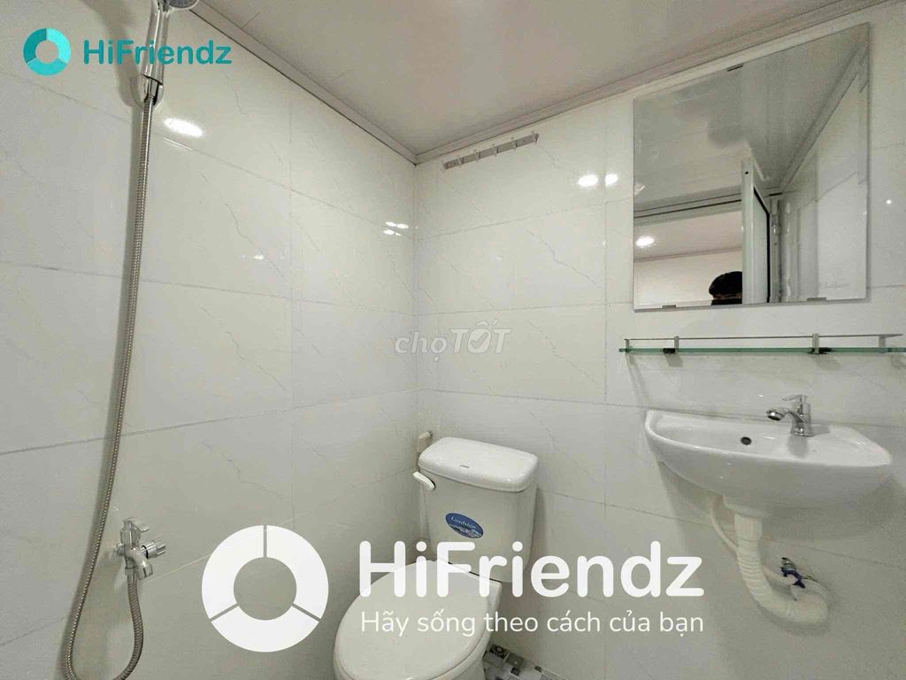 Rent a room with a clear window window full of furniture right here at Cộng Hoà